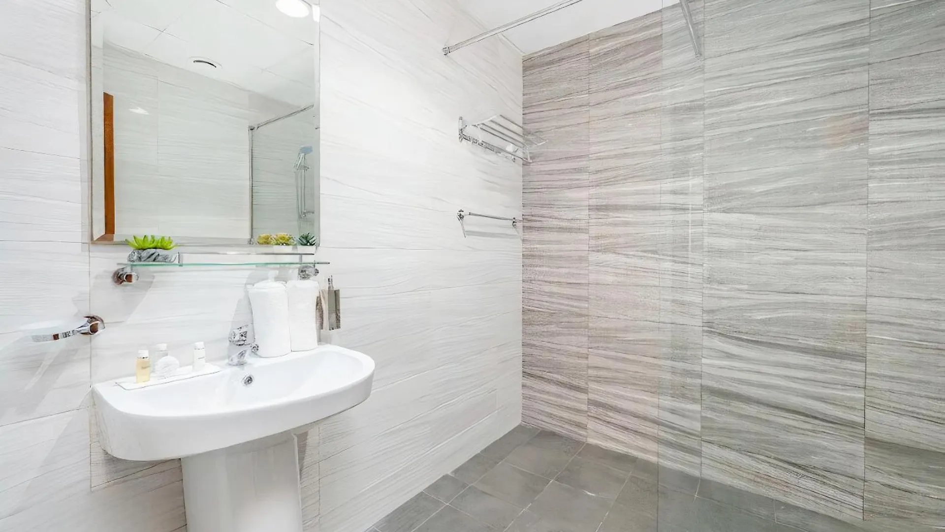 Dunya Tower Luxury And 2 Min Walk To Dubai Mall And Burj Khalifa In Heart Of Downtown